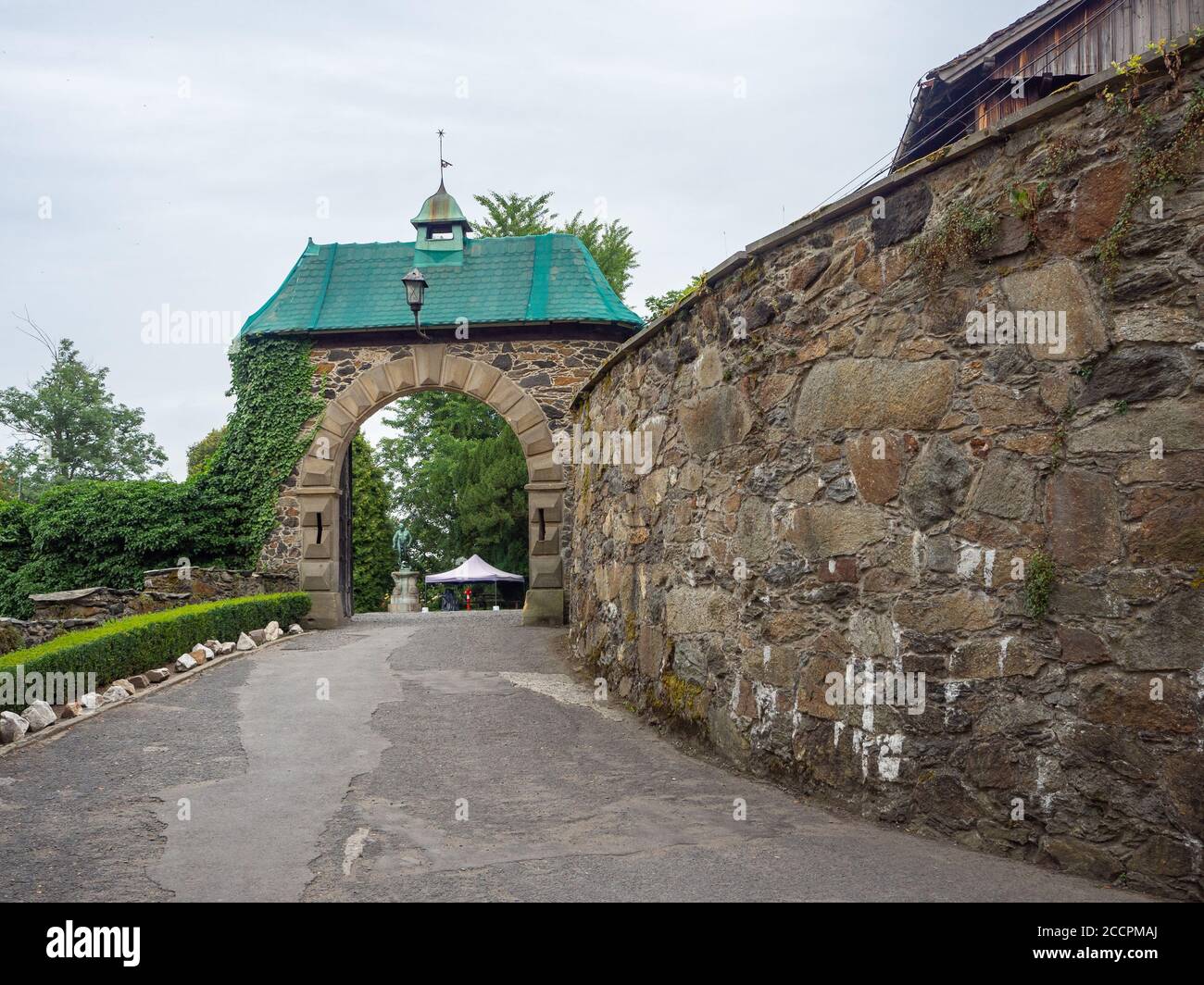 Czocha, Polen-22. Juli 2019: Torbogen, der zum südlichen bailey der Burg Czocha führt. Der südliche Bereich des äußeren bailey hatte eine deutlich functi Stockfoto