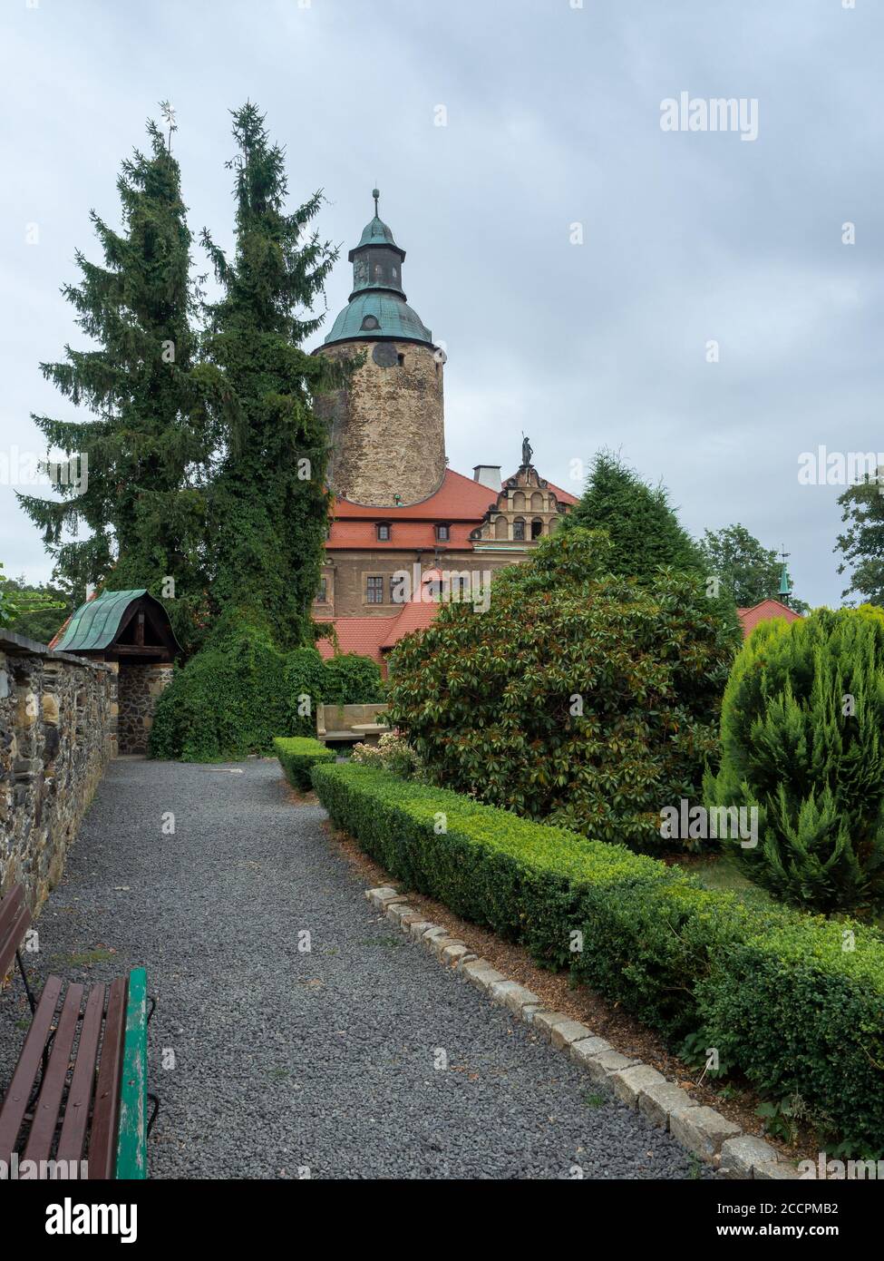 Czocha, Polen-22. Juli 2019: Seitenansicht des Hauptteils der Burg Czocha aus dem umliegenden Garten. Mittelalterliche Steinmauer und Burg in Le Stockfoto
