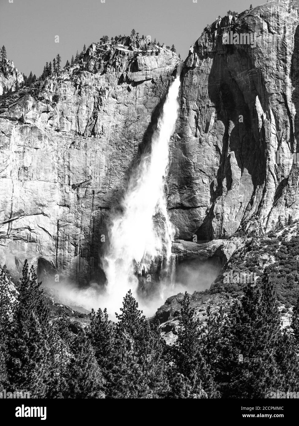 Upper Yosemite Fall, der höchste Wasserfall im Yosemite National Park, Kalifornien, USA. Schwarzweiß-Bild. Stockfoto