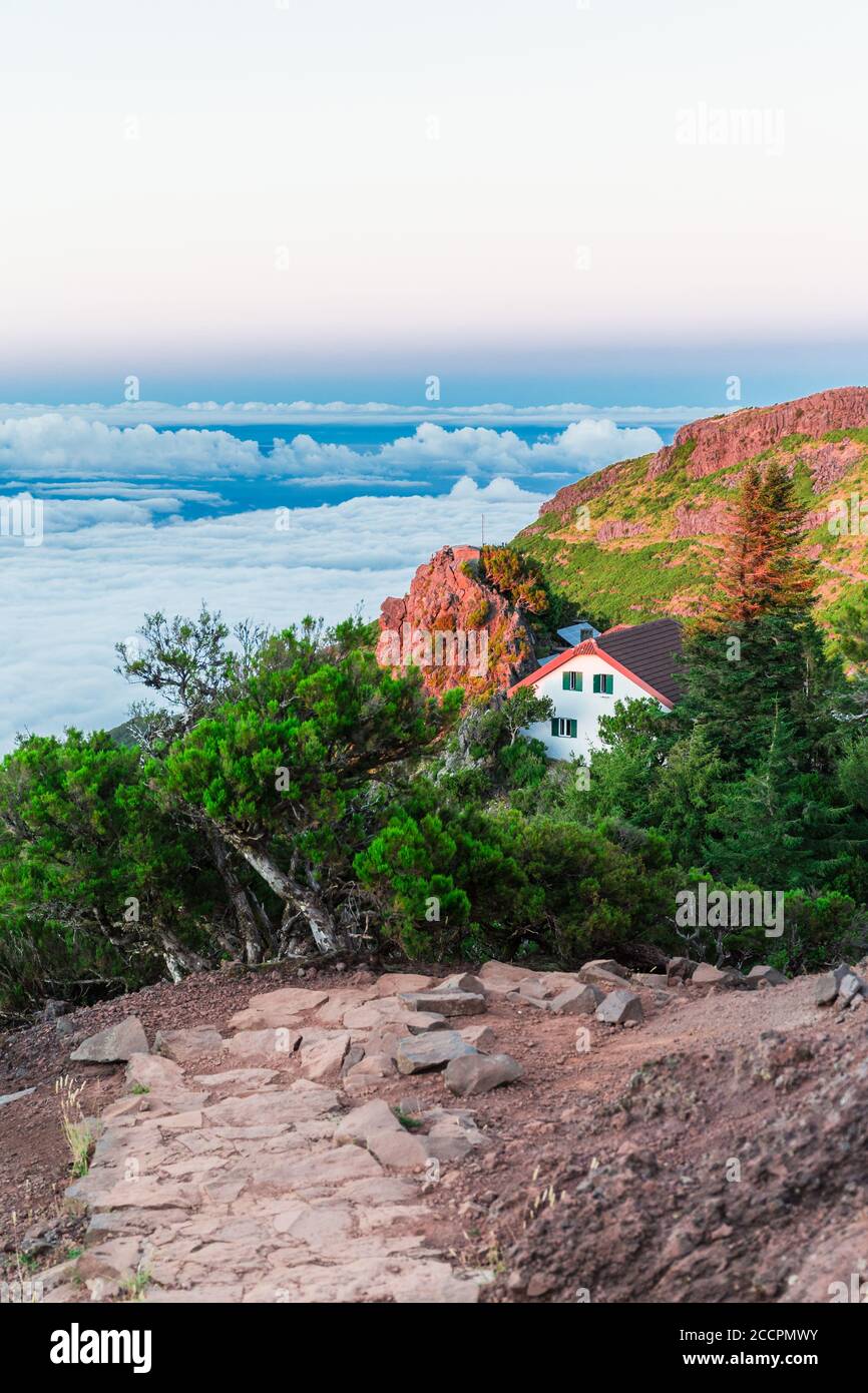 Pico Ruivo Haus bei Sonnenuntergang in Santana, Madeira, Portugal Stockfoto