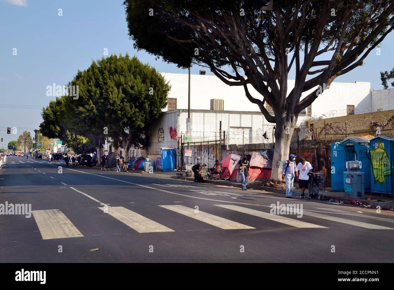 Los Angeles, CA, USA - 22. August 2020: Nicht identifizierte Obdachlose leben in Zelten und Notunterkünften auf der Straße in Zeiten der Covid 19 pande Stockfoto