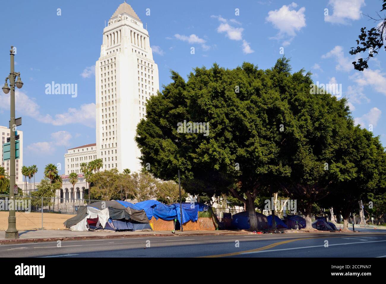 Los Angeles, CA, USA - 22. August 2020: Obdachlose leben in Zelten auf der Straße vor dem Rathaus Stockfoto