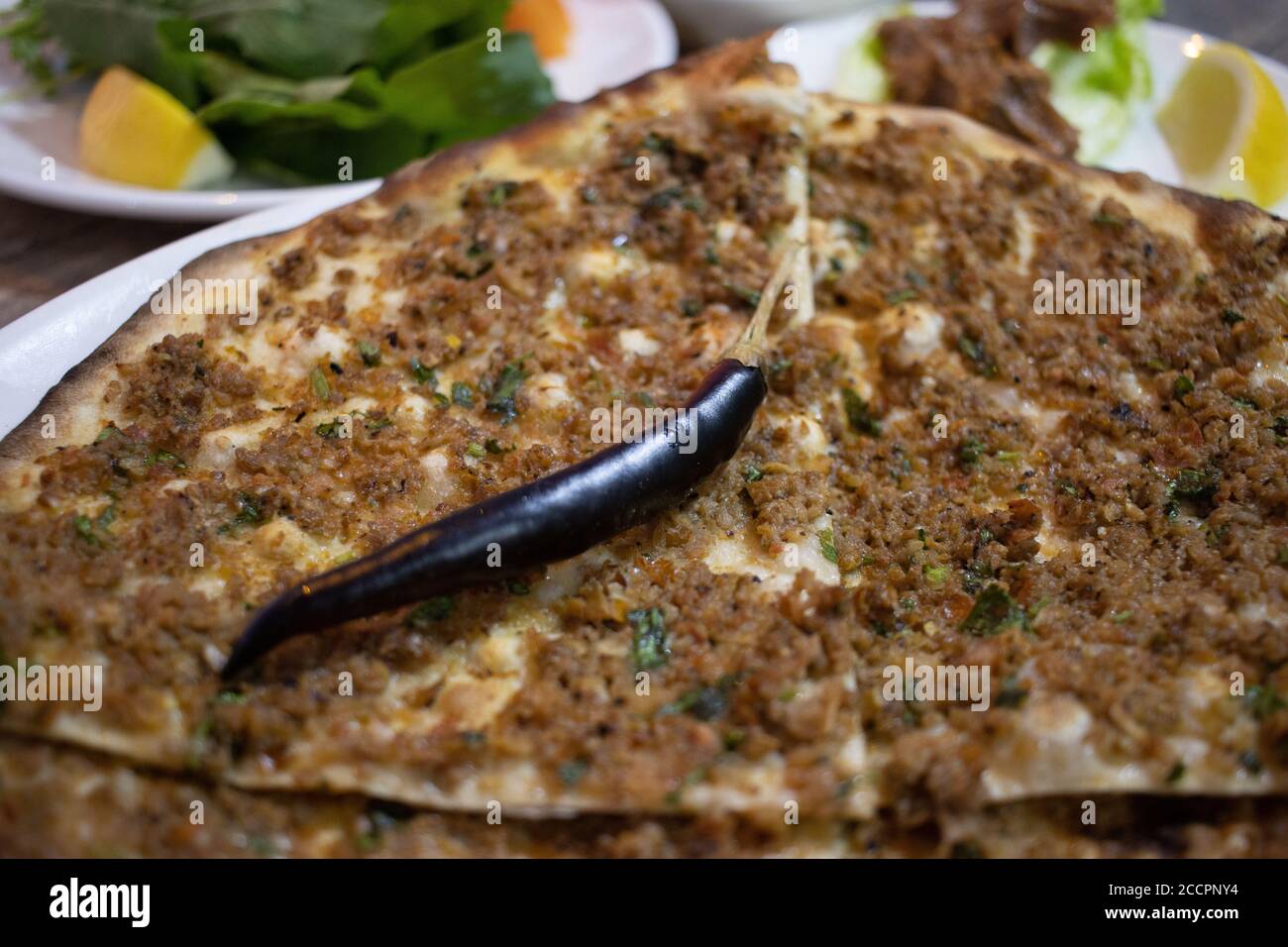 Türkische Speisen; türkische Pizza, Lahmacun Stockfoto