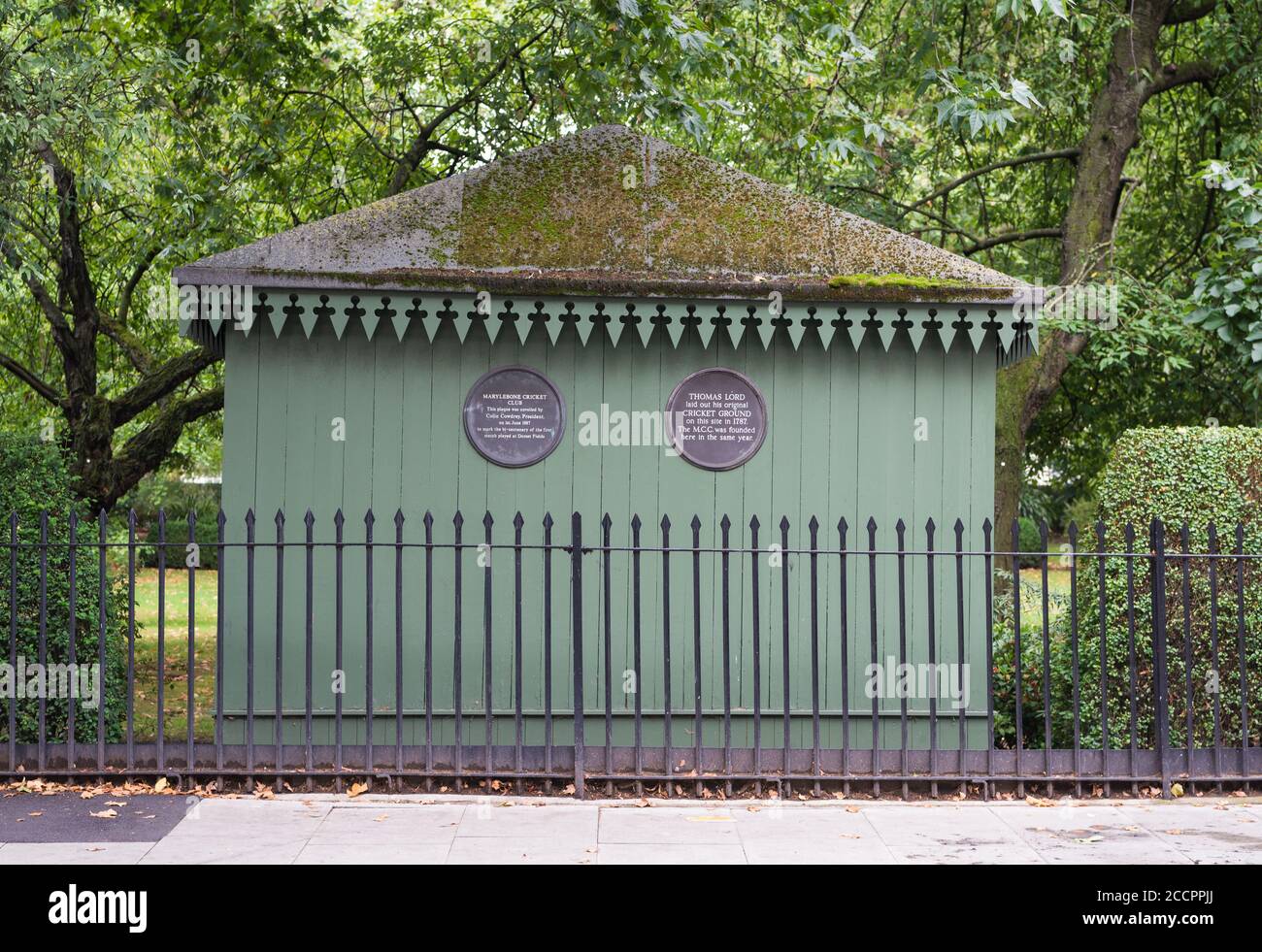 Grüne Hütte auf dem Gelände des ersten MCC Cricket-Pavillons am Dorset Square, London NW1, mit Gedenktafeln. Ursprüngliche Website von Dorset Fields. Stockfoto