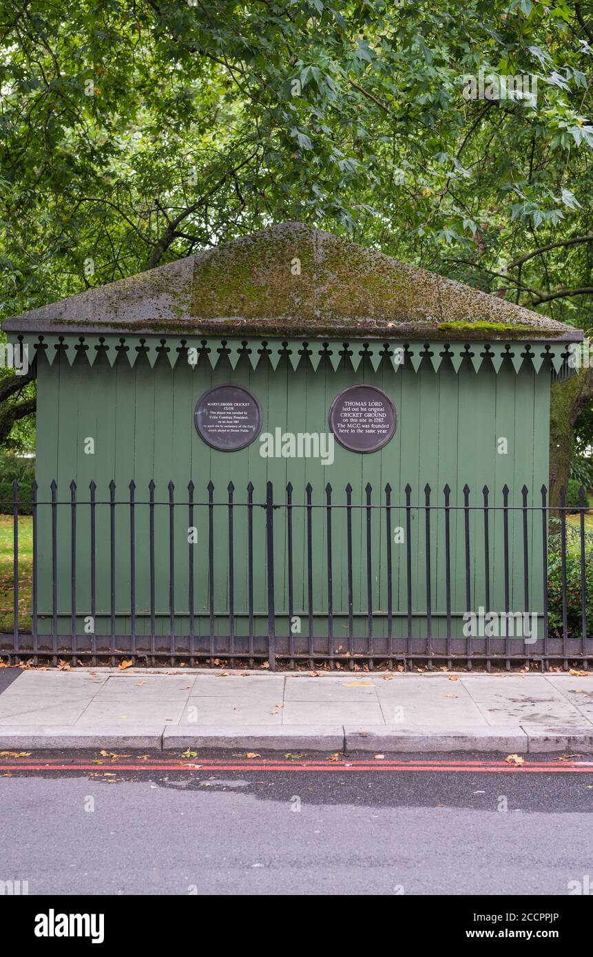 Grüne Hütte auf dem Gelände des ersten MCC Cricket-Pavillons am Dorset Square, London NW1, mit Gedenktafeln. Ursprüngliche Website von Dorset Fields. Stockfoto