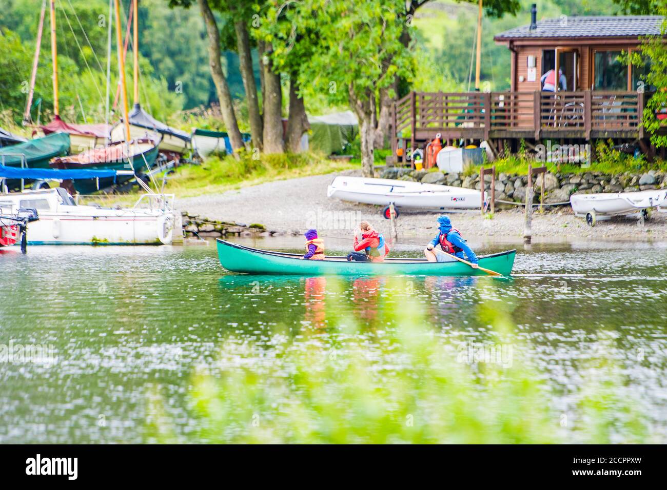 Spaß Kanufahren in einer kleinen ruhigen Ecke von ullswater Im englischen Seengebiet Stockfoto