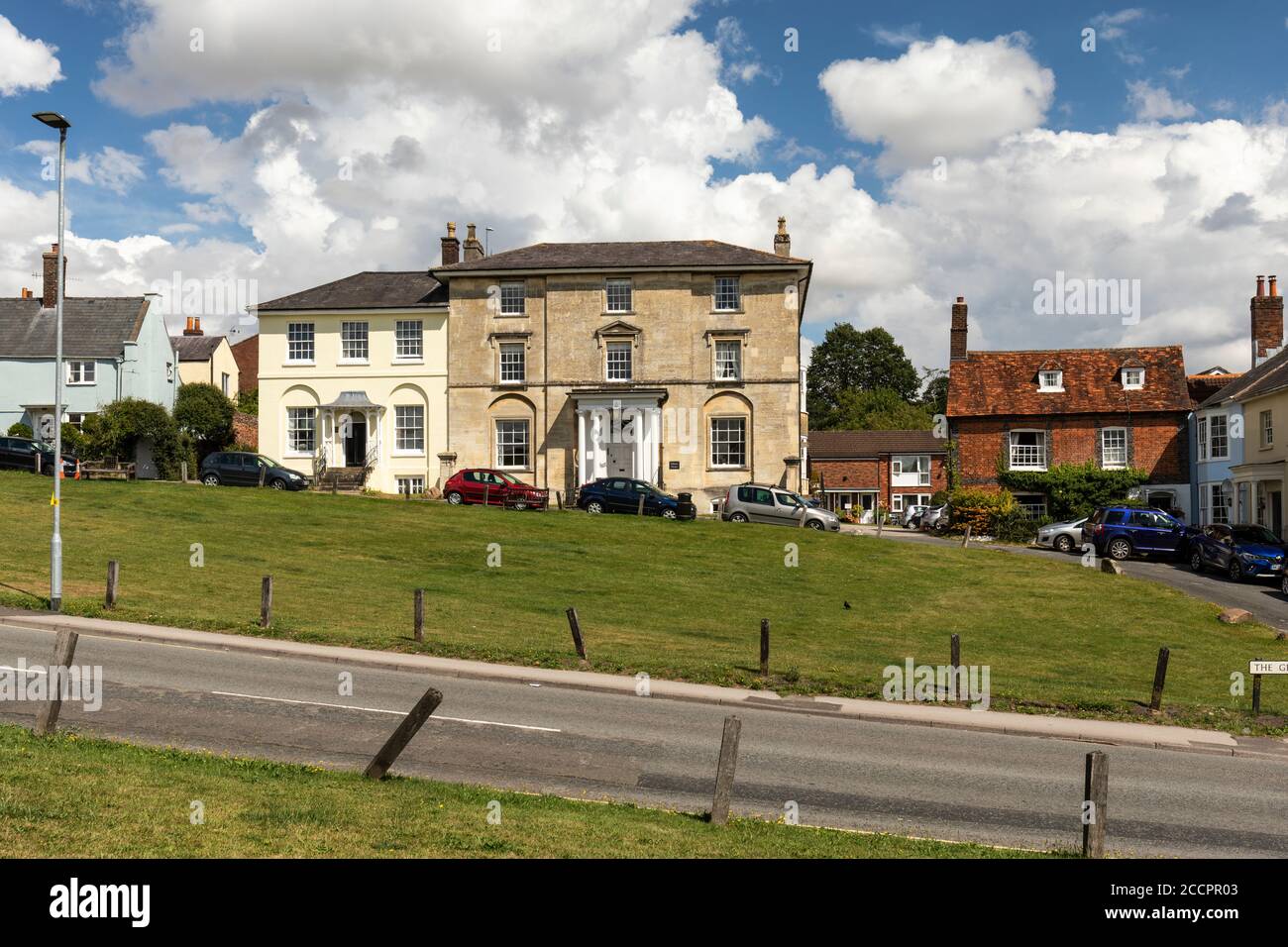 Traditionelle georgianische Häuser auf dem Grün, Marlborough, Wiltshire, England, Großbritannien Stockfoto