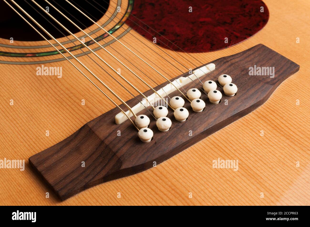 Detail der Brücke einer 12-saitigen Gitarre Stockfoto