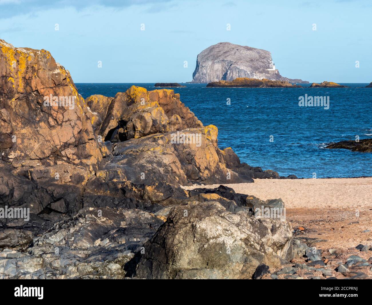 The Bass Rock aus Milsey Bay, North Berwick, East Lothian, Schottland, Großbritannien. Stockfoto
