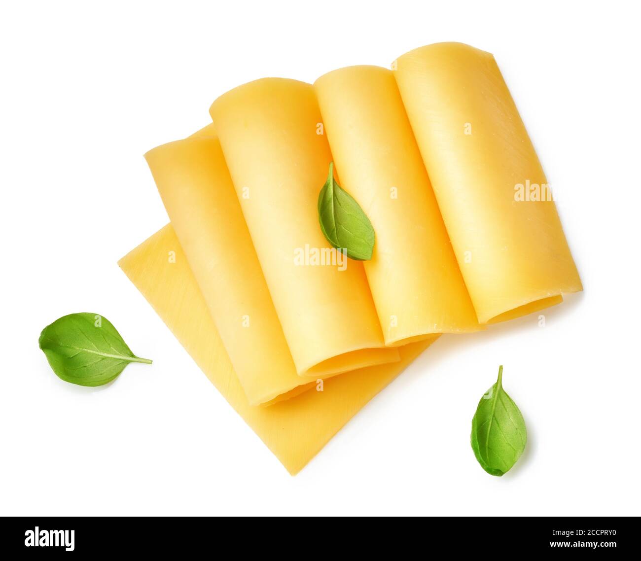 Käsescheiben isoliert auf weißem Hintergrund. Ansicht von oben auf Käse mit Basilikumblättern. Stockfoto