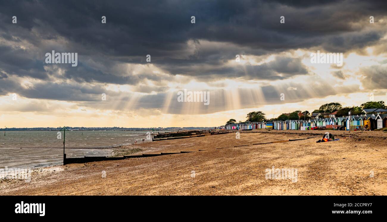 Sunburst am West Mersea Strand am Abend. West Mersea Beach, Mersea Island, Colchester, Essex. Stockfoto