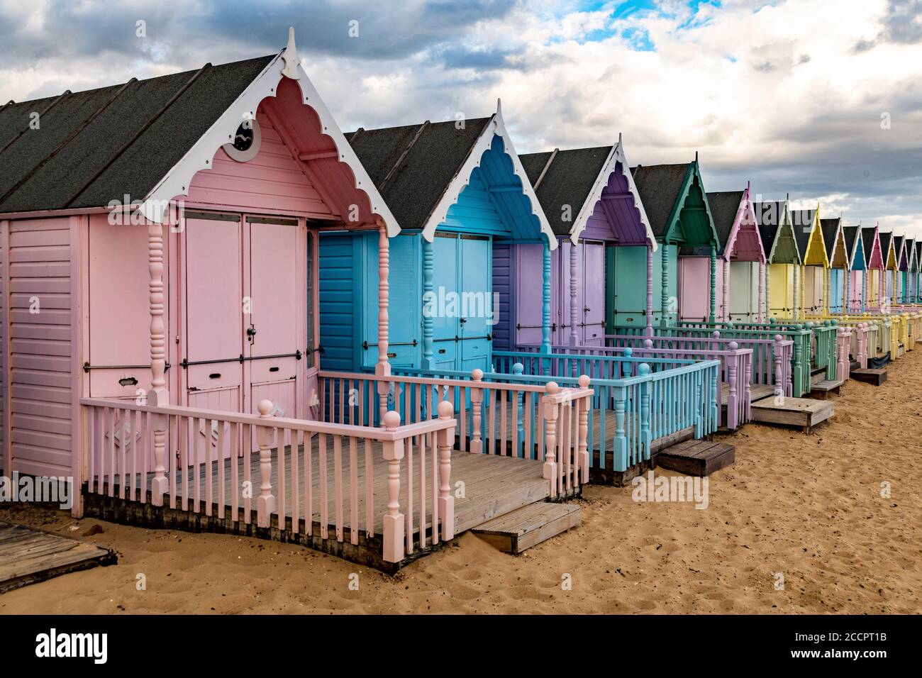 Strandhütten am West Mersea Strand. West Mersea Beach, Mersea Island, Colchester, Essex. Stockfoto