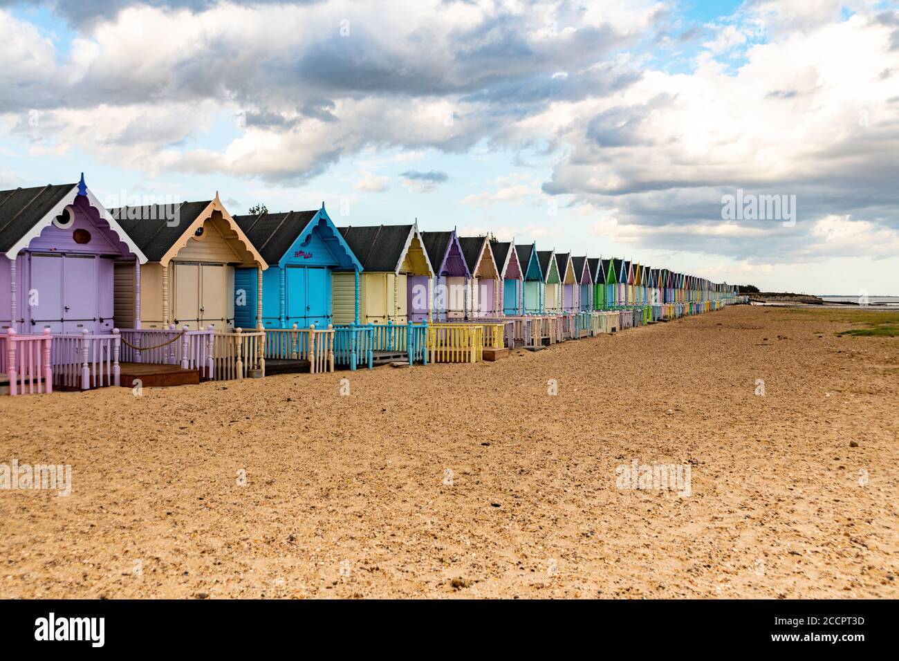 Strandhütten am West Mersea Strand. West Mersea Beach, Mersea Island, Colchester, Essex. Stockfoto