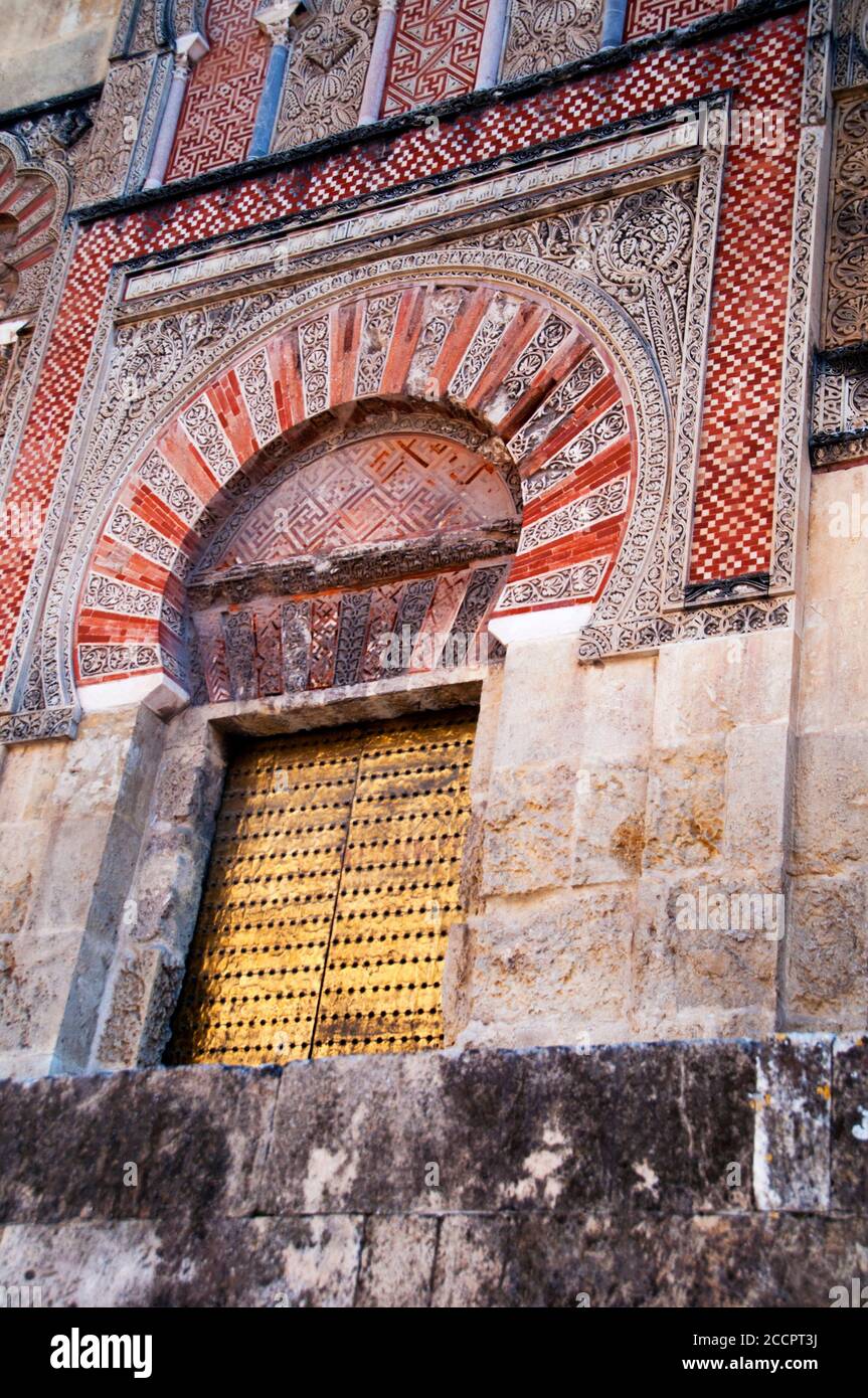 Das Schlüsselloch oder der Hufeisenbogen symbolisch für die maurische Architektur Eingang zur Großen Moschee von Cordoba, Spanien. Stockfoto