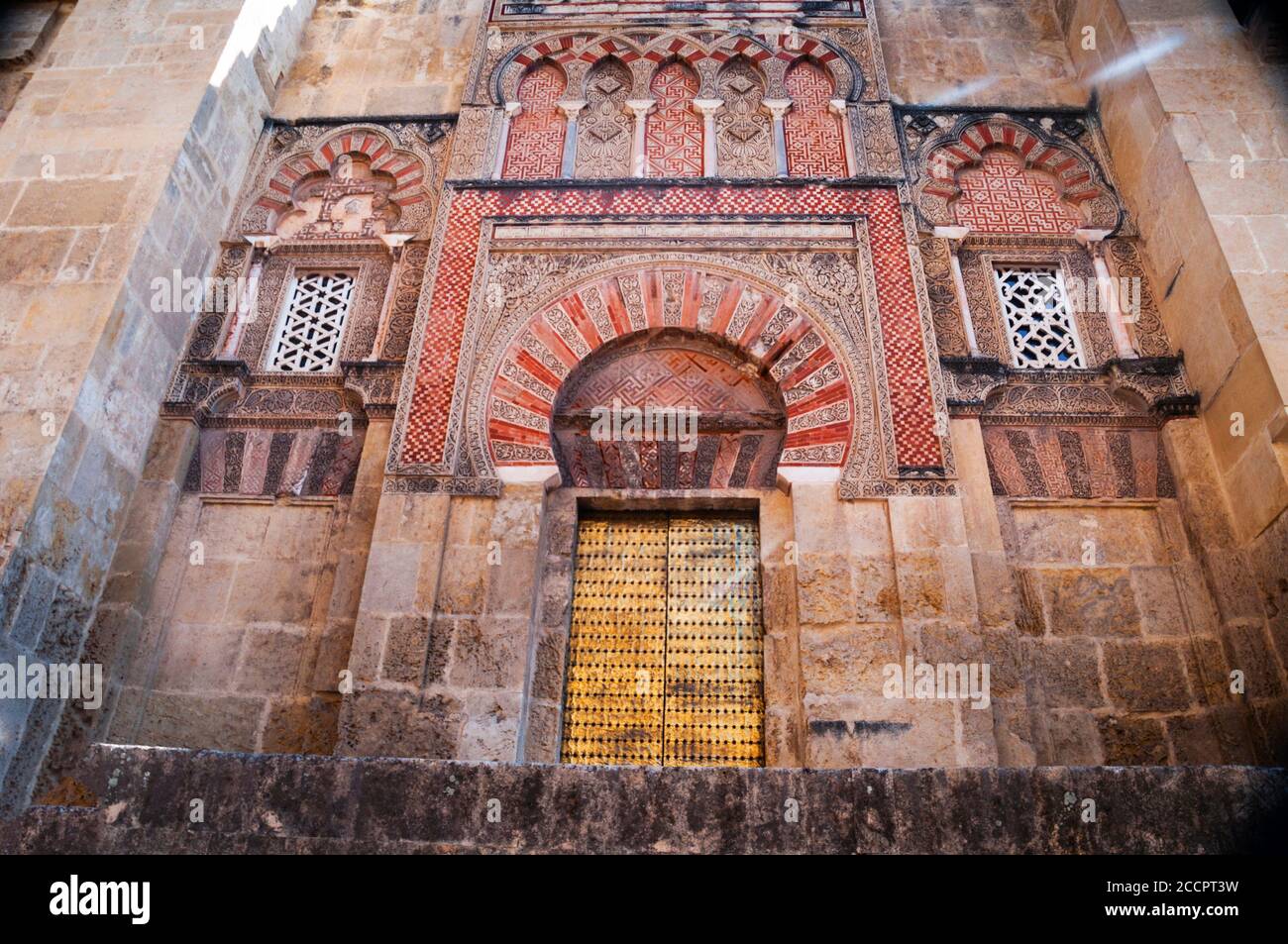 Das Schlüsselloch oder der Hufeisenbogen symbolisch für die maurische Architektur Eingang zur Großen Moschee von Cordoba, Spanien. Stockfoto