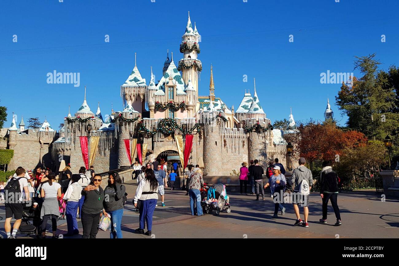 Dornröschenschloß zu Weihnachten, Disneyland Park, Anaheim California, USA Stockfoto