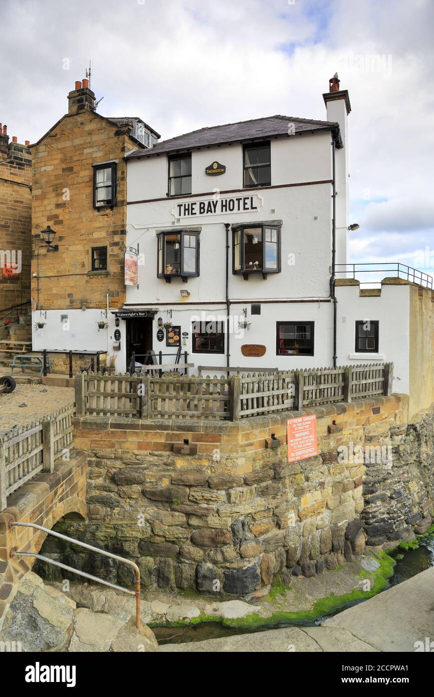 The Bay Hotel, End of the Coast to Coast Walk in Robin Hoods Bay, North Yorkshire, North York Moors National Park, England, Großbritannien. Stockfoto