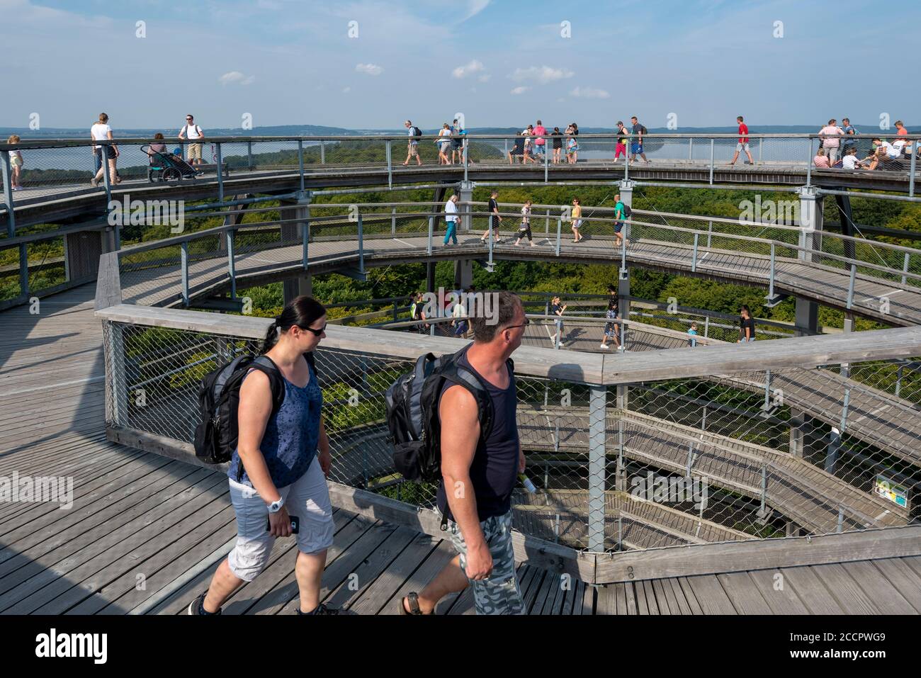 18. August 2020, Mecklenburg-Vorpommern, Prora: Zahlreiche Touristen laufen den 40 Meter hohen Aussichtsturm hinauf. Der Turm wurde um eine Kupferbuche gebaut. Sie hat die Form eines Adlerhorstes und befindet sich im Naturdenkmal-Zentrum in einem Buchenwald auf der Insel Rügen. Der Baumkronenweg ist insgesamt 1250 Meter lang. Foto: Stephan Schulz/dpa-Zentralbild/ZB Stockfoto