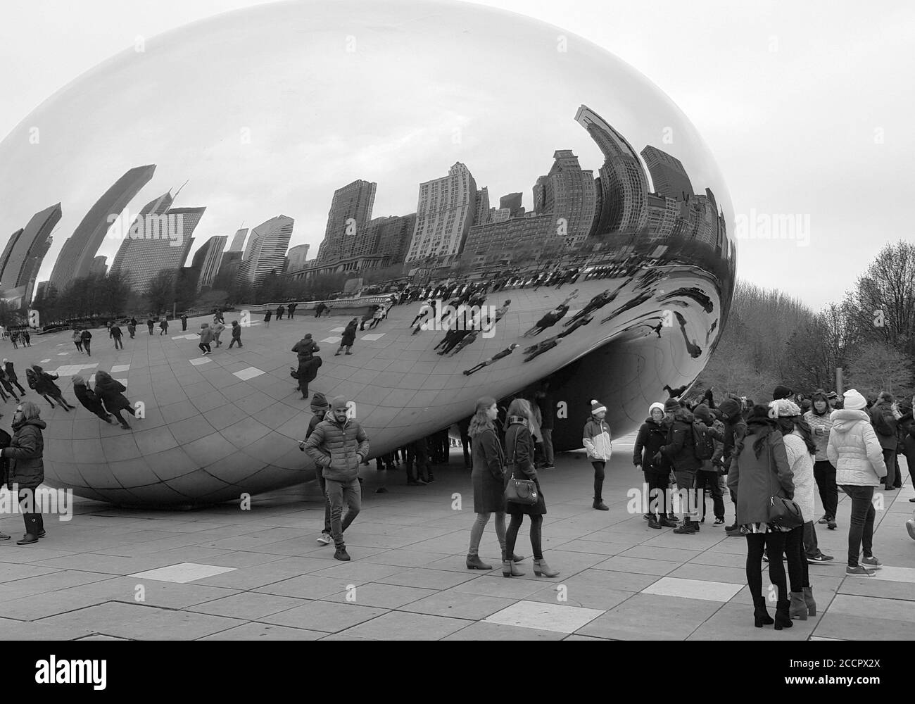 Cloud Gate, eine öffentliche Skulptur aus Edelstahl, auch bekannt als "The Bean" im Millennium Park, Chicago Illinois, USA Stockfoto