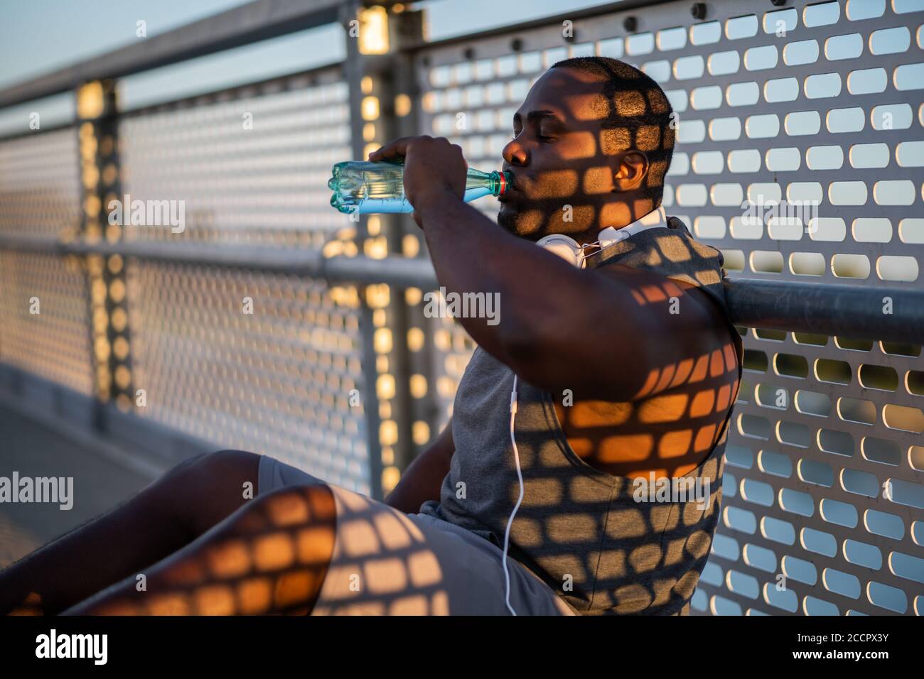 Der junge afroamerikanische Mann trainiert auf der Brücke in der Stadt. Stockfoto