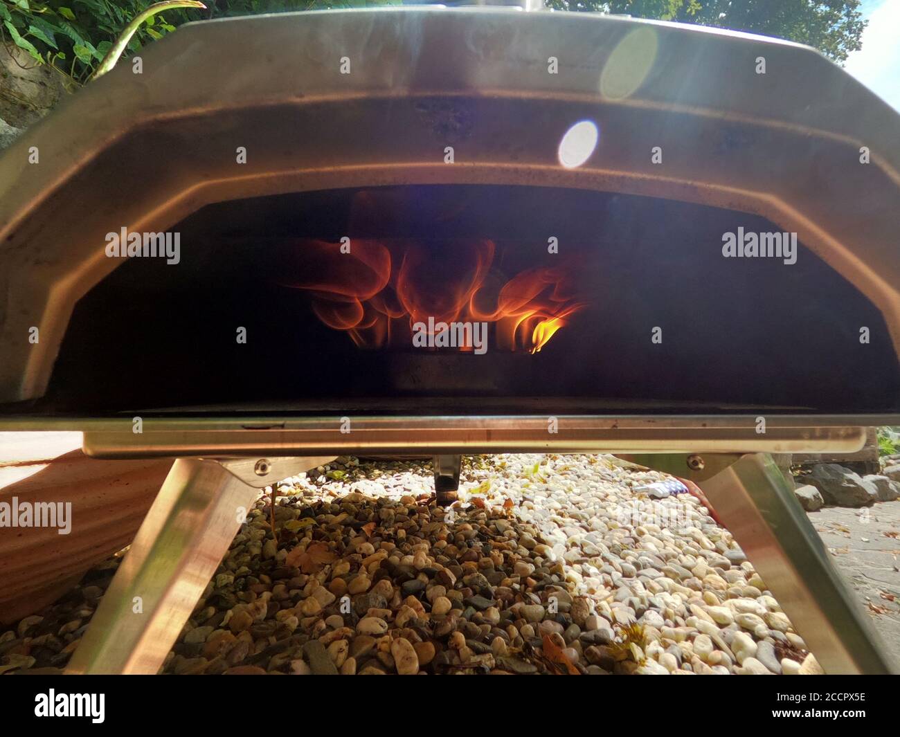 Feuer Holz im Ofen brennen. Italienische Pizzeria zu Hause für hohe Temperaturen Stockfoto