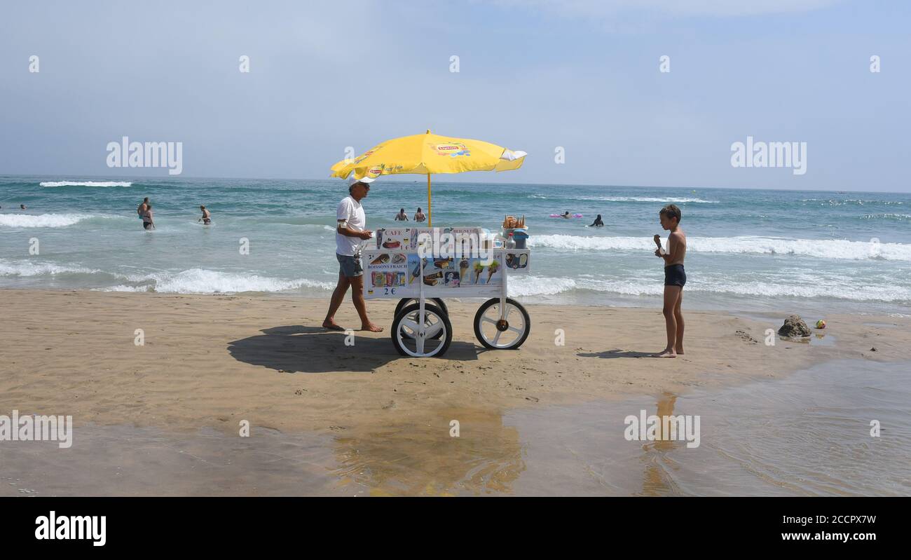 Marseillan, Frankreich. August 2020. Ein Eisverkäufer schiebt seinen Van am Strand von Marseillan Plage entlang. Quelle: Waltraud Grubitzsch/dpa-Zentralbild/ZB/dpa/Alamy Live News Stockfoto