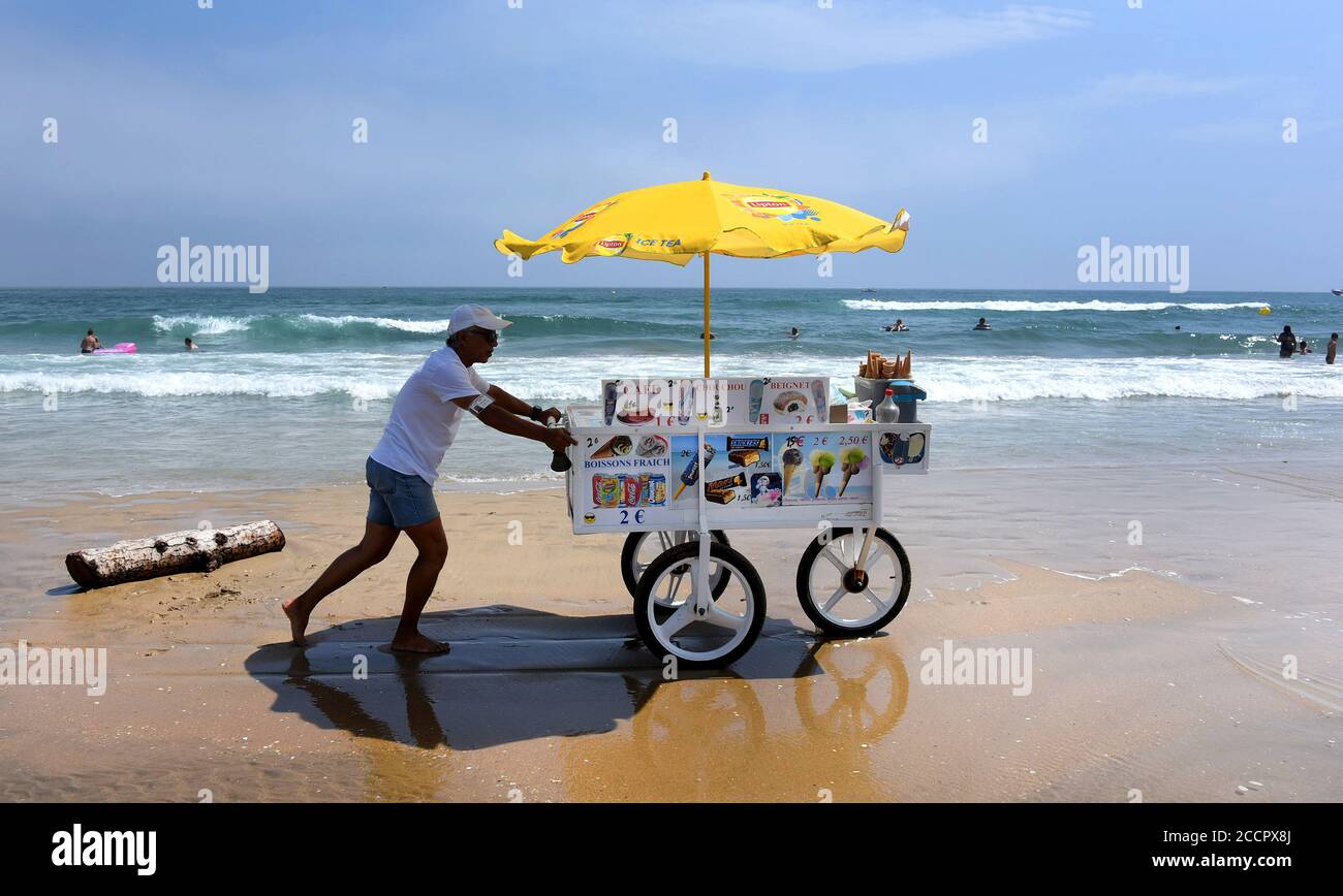 Marseillan, Frankreich. August 2020. Ein Eisverkäufer schiebt seinen Van am Strand von Marseillan Plage entlang. Quelle: Waltraud Grubitzsch/dpa-Zentralbild/ZB/dpa/Alamy Live News Stockfoto
