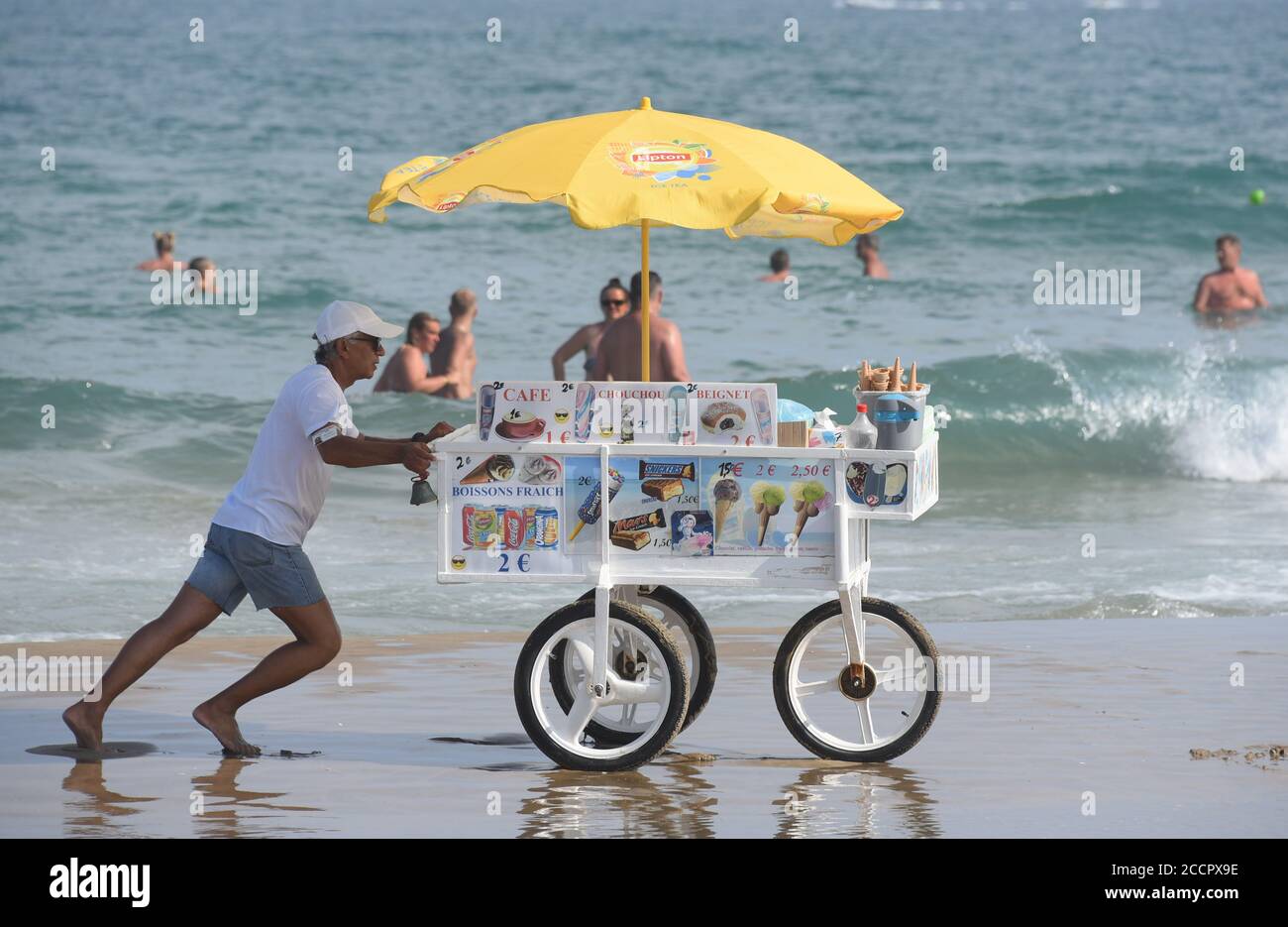 Marseillan, Frankreich. August 2020. Ein Eisverkäufer schiebt seinen Van am Strand von Marseillan Plage entlang. Quelle: Waltraud Grubitzsch/dpa-Zentralbild/ZB/dpa/Alamy Live News Stockfoto