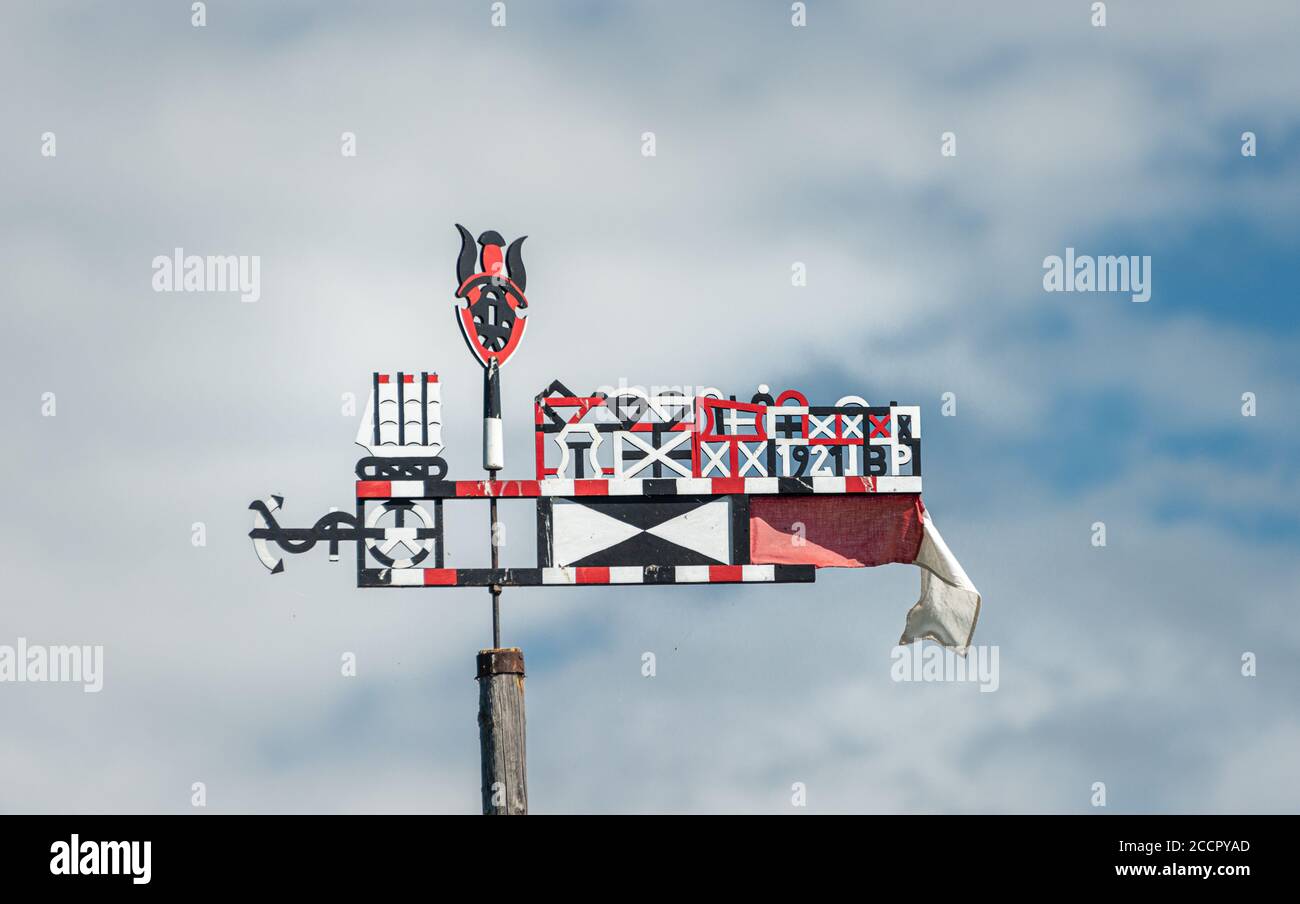 Die berühmte bunte hölzerne geschnitzte Wetterfahne in Nida, Litauen Stockfoto