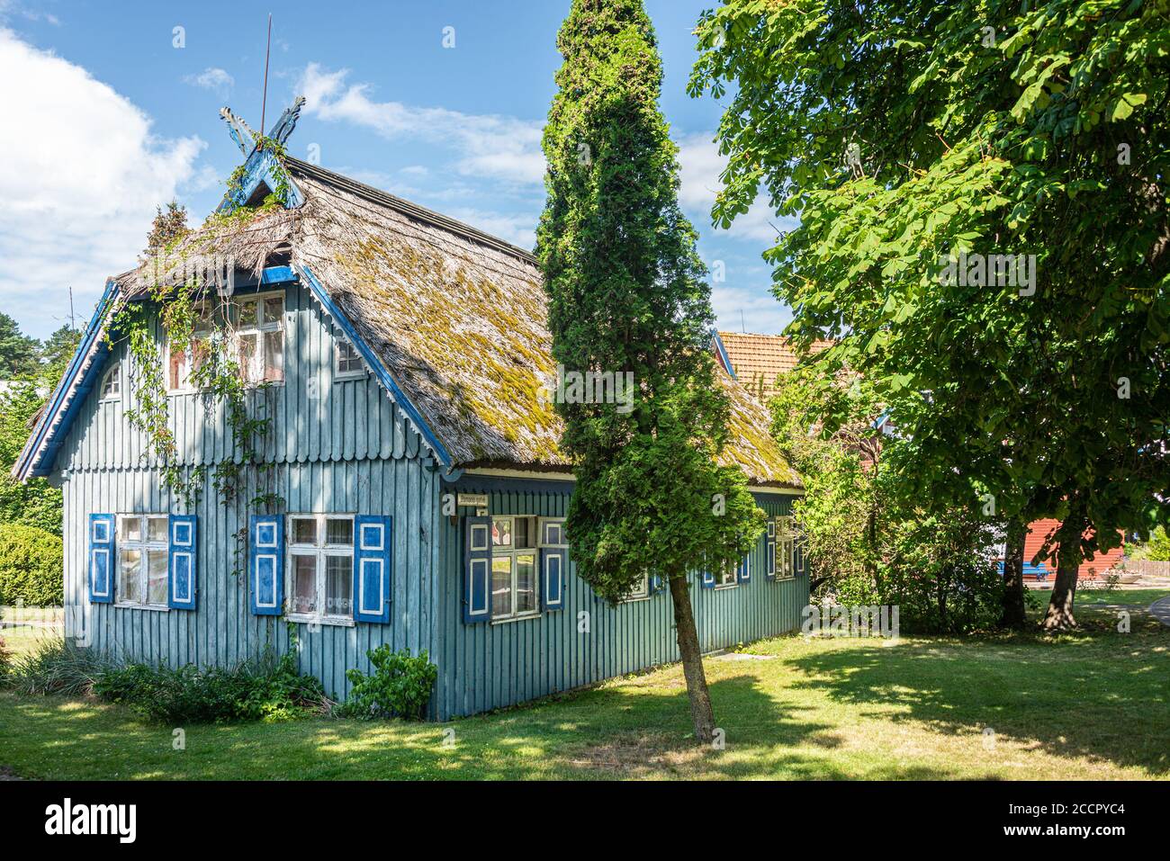 Traditionelles Fischerhaus in Nida, Litauen. Nida ist ein Ferienort in Litauen. Das Hotel liegt an der Kurischen Nehrung zwischen der Kurischen Lagune und der Stockfoto