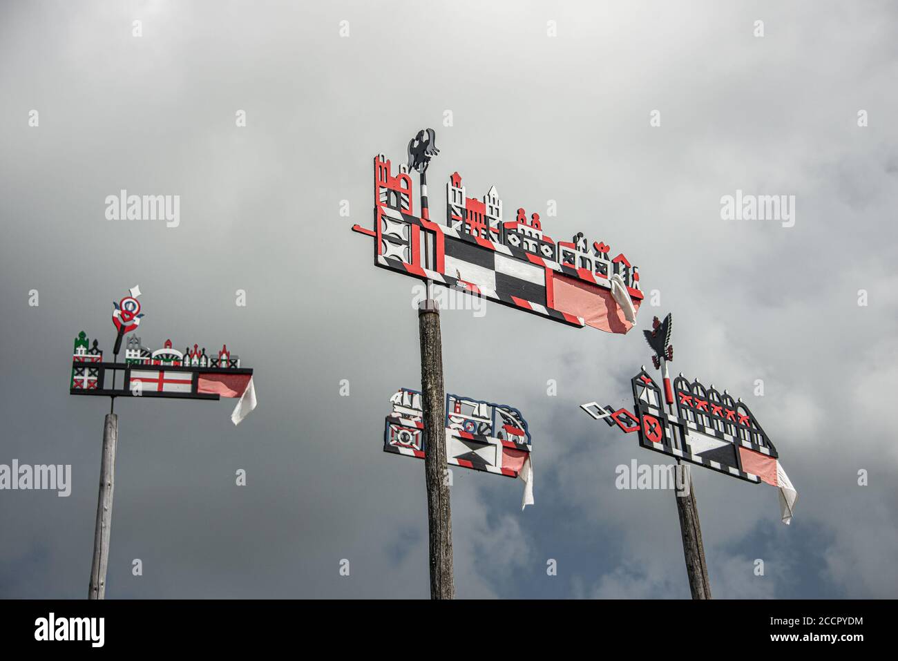 Die berühmte bunte hölzerne geschnitzte Wetterfahne in Nida, Litauen Stockfoto