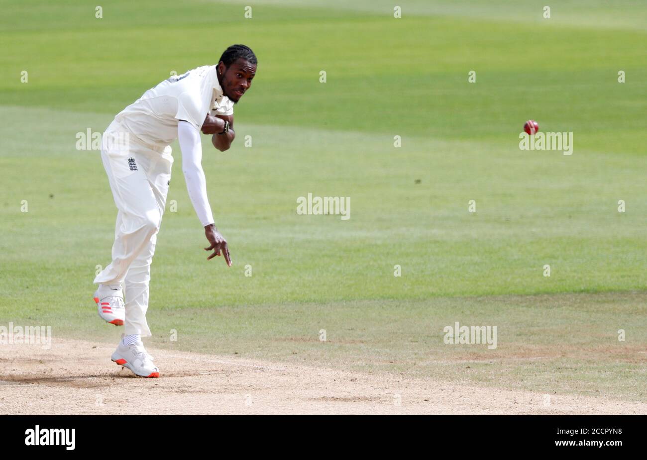 Englands Jofra Archer bowls am vierten Tag des dritten Testmatches im Ageas Bowl in Southampton. Stockfoto