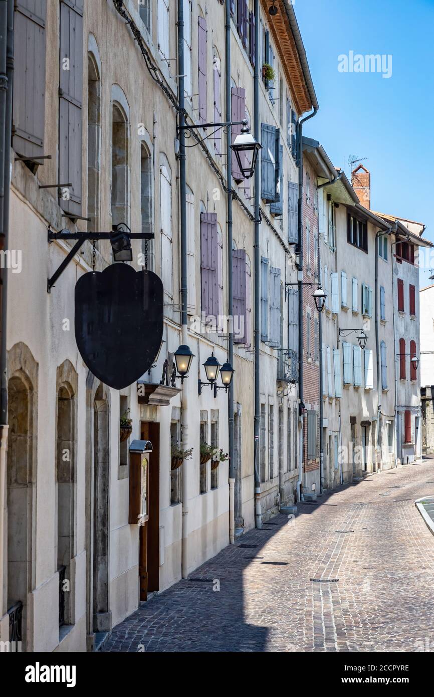 Typische alte Straße in der französischen Stadt Castres Stockfoto