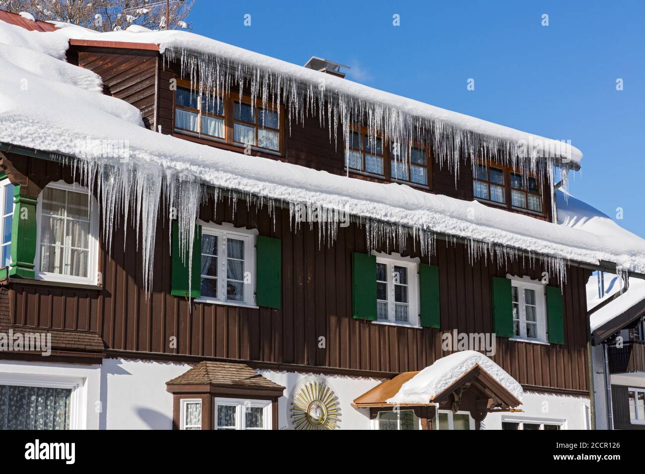 Wohnhaus, Eiszapfen, Fuggerstrasse, Oberstdorf, Allgäuer Alpen Stockfoto
