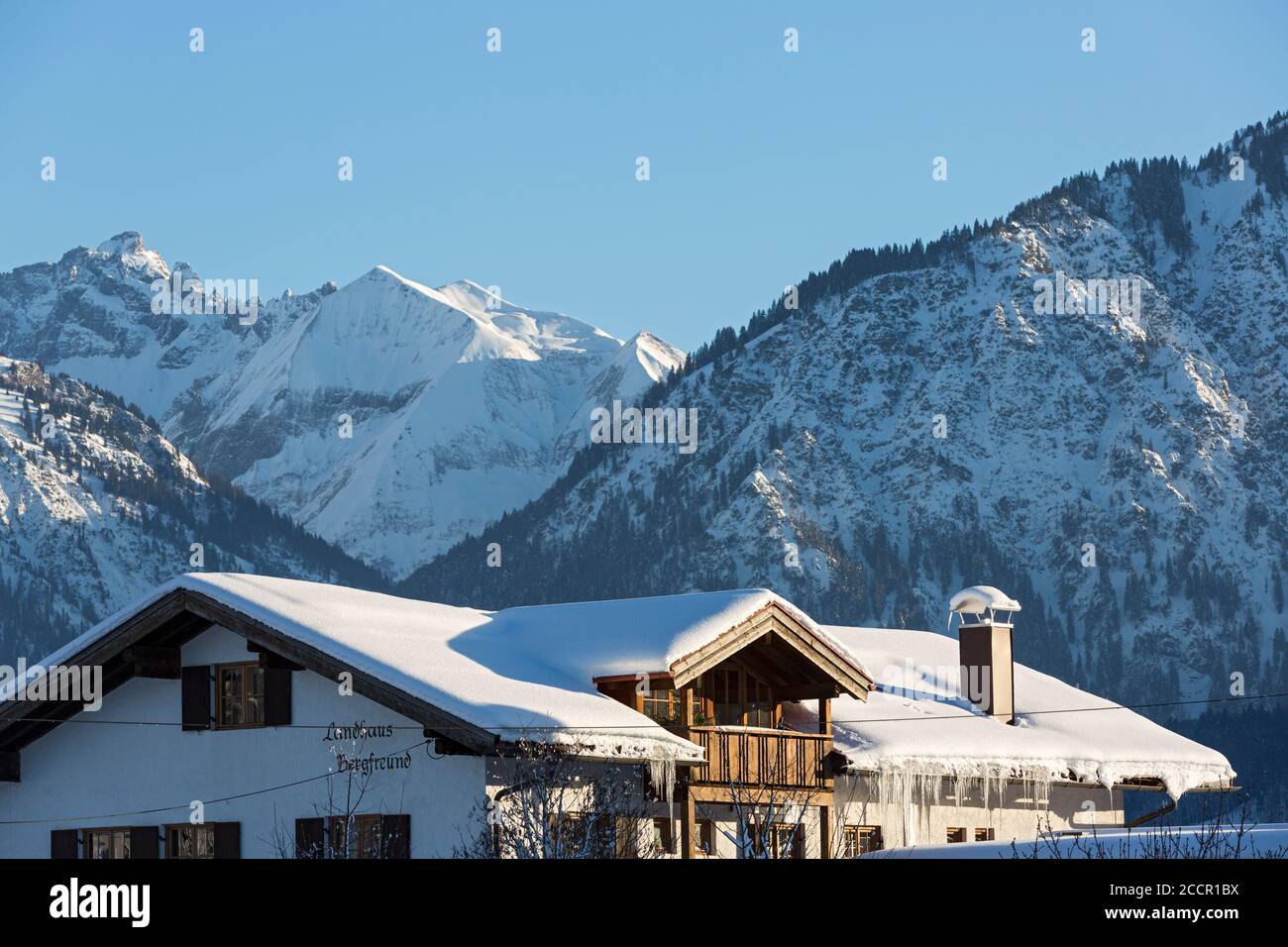 Oberstdorf, verschneites Haus, Berge, Allgäuer Alpen Stockfoto