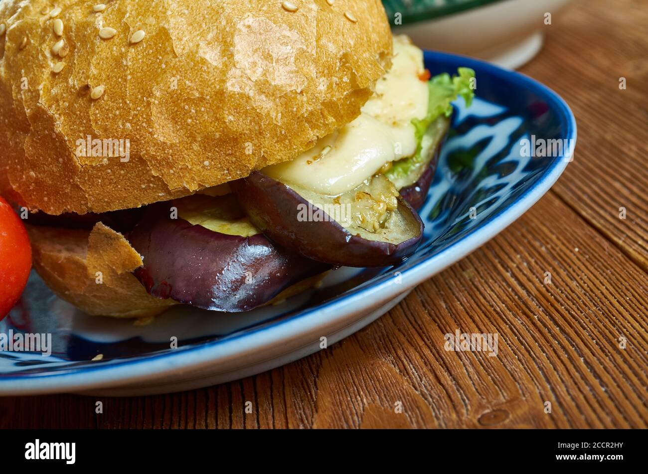 Halloumi Aubergine Burger, von Auberginen durch Frittieren in Semmelbröseln bis knusprig und golden, bevor sie in einem Burger-Brötchen mit gegrilltem Halloumi Füllung Stockfoto