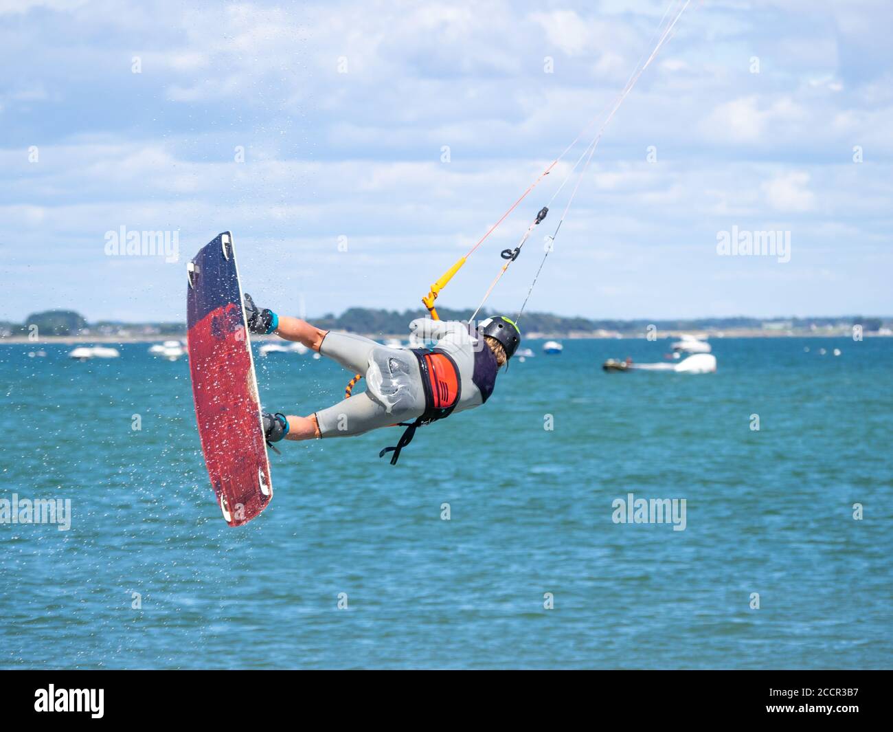 Frankreich - 2020 - August - EIN junger Sportler springt Mit seinem Kitesurf Stockfoto