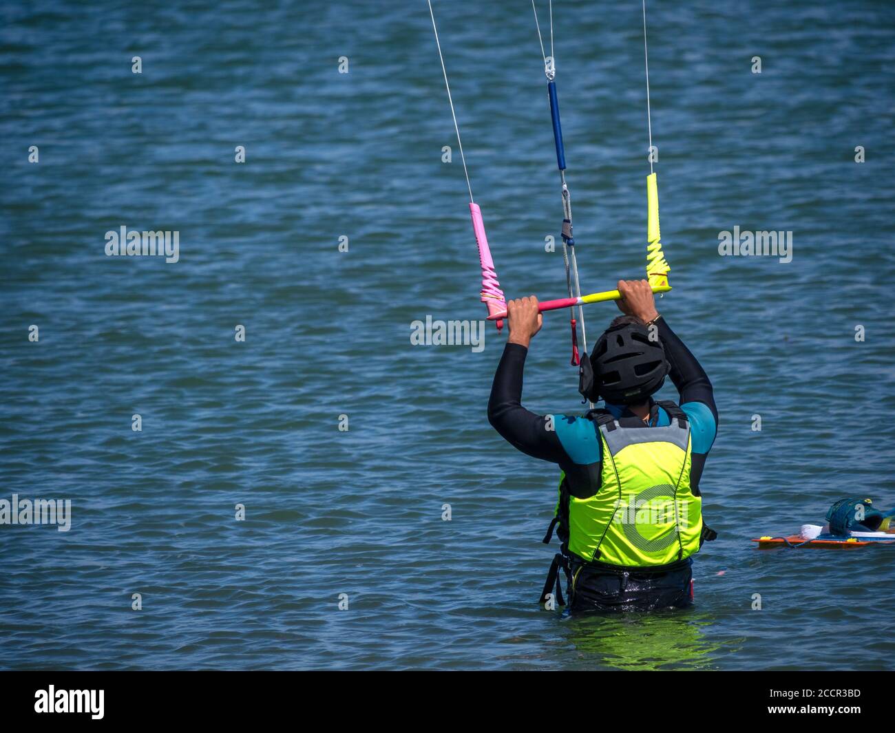 Frankreich - 2020 - August - im Atlantik lernt jemand Kitesurfen Stockfoto