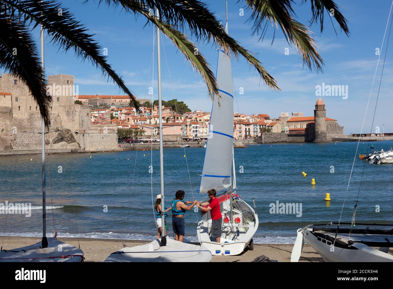 Segelcrew bereiten am Hafen von Collioure mit beachelten Segelboote Stockfoto