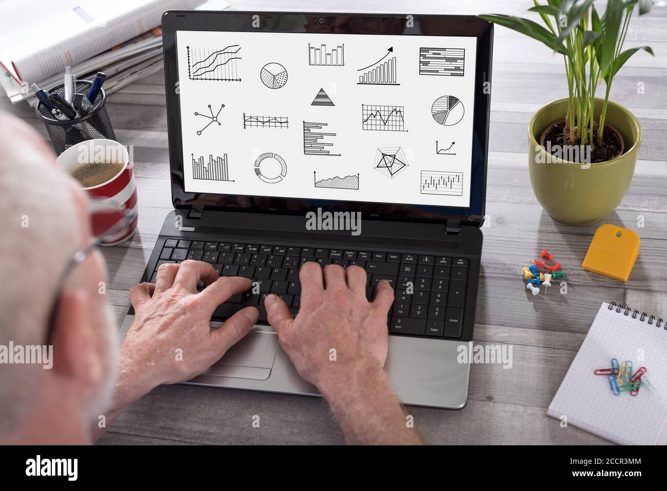 Grafisches Analysekonzept, das auf einem Laptop dargestellt wird, der von einem verwendet wird Mann Stockfoto