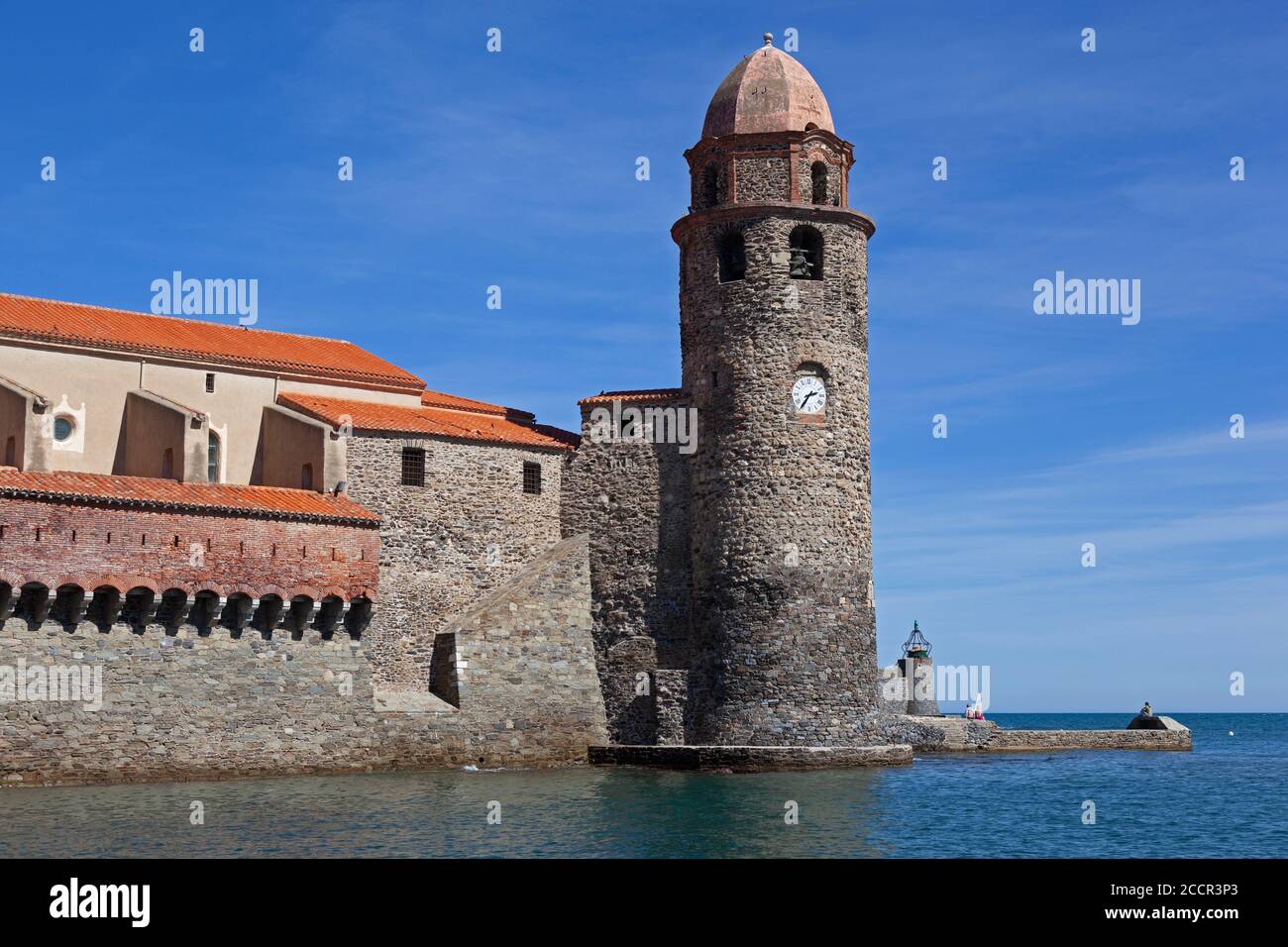 Der historische Leuchtturm am malerischen Badeort und Hafen Von Collioure im Süden Frankreichs Stockfoto
