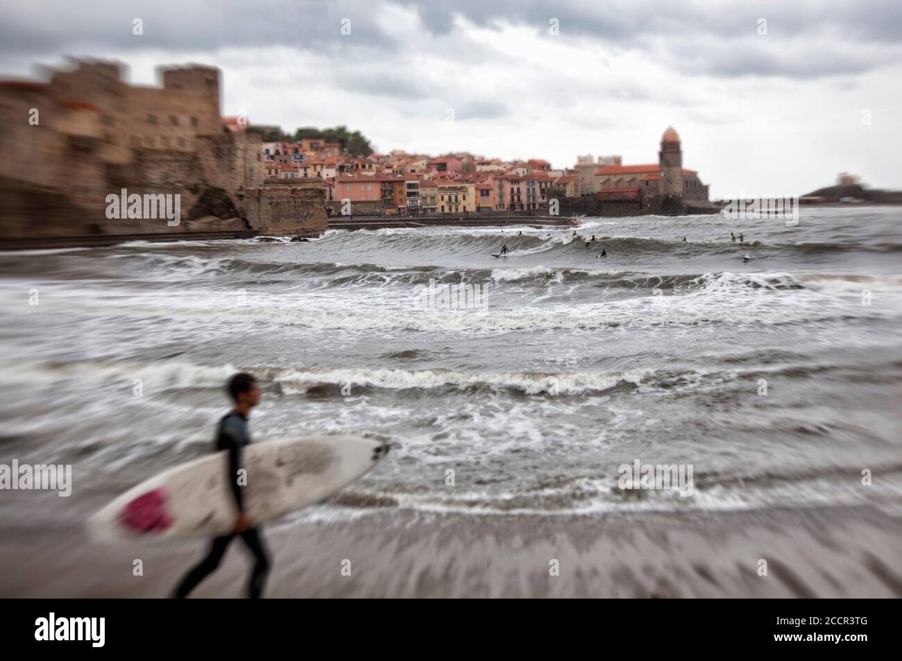 Surfer reiten Wellen im Hafen von Collioure an einem stürmischen Tag Stockfoto