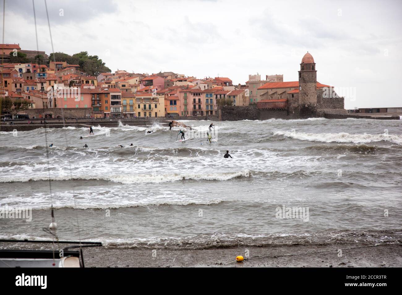 Surfer reiten Wellen im Hafen von Collioure Stockfoto
