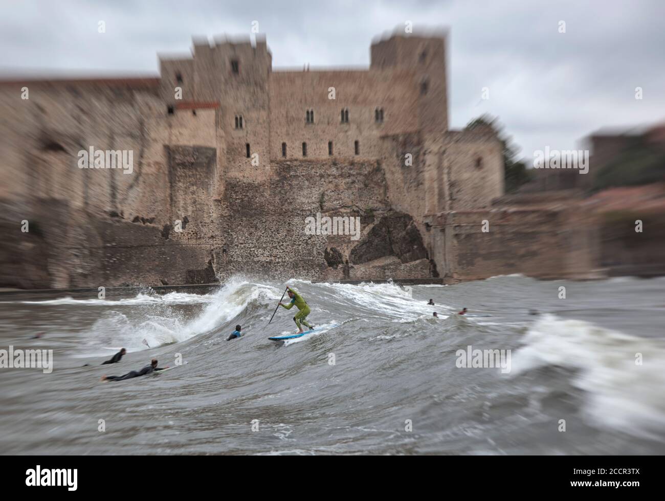 Surfer reiten Wellen im Hafen von Collioure Stockfoto