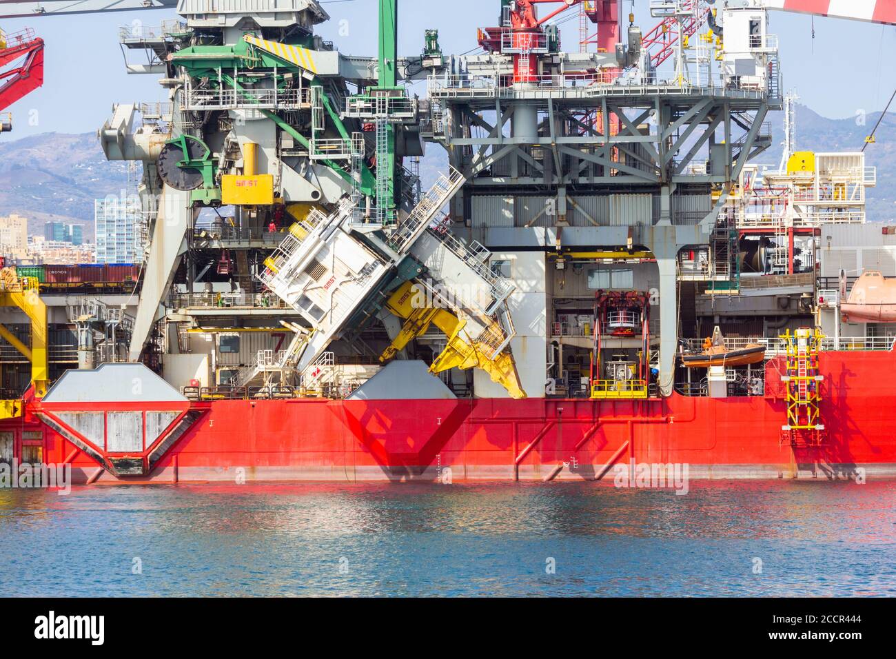 182 Meter langes Pipelay- und Schwerlift-Schiff, Seven Borialis, wird mit Schleppbooten aus dem Hafen von Las Palmas geführt. Stockfoto