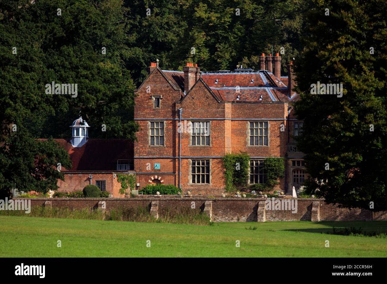 Chequers ist ein gemauertes Herrenhaus aus Ziegeln aus der Mitte des 16. Jahrhunderts inmitten der Chiltern Hills in Buckinghamshire. Im Jahr 1921 wurde das Anwesen der Nation b geschenkt Stockfoto