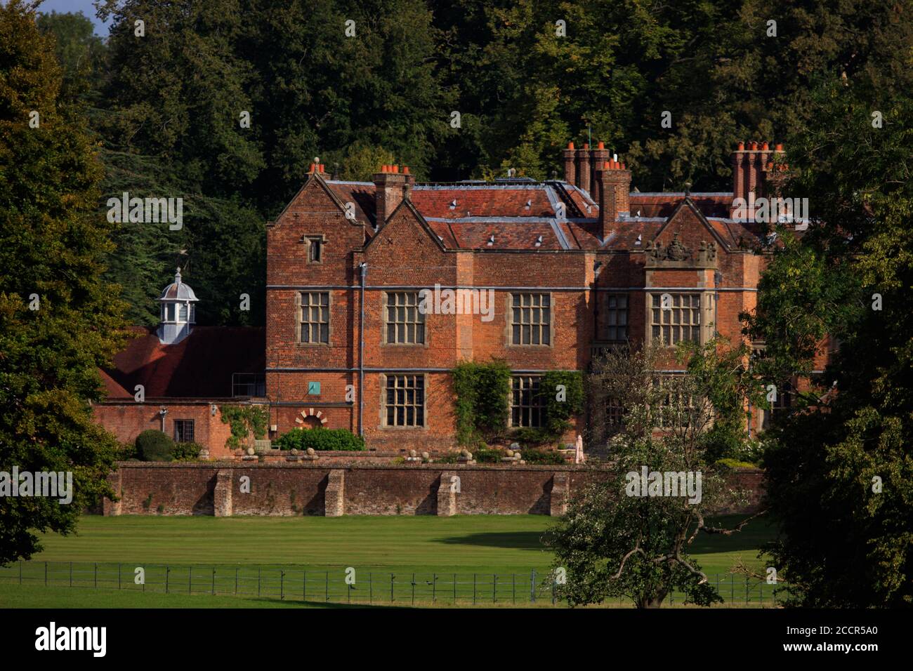 Chequers ist ein gemauertes Herrenhaus aus Ziegeln aus der Mitte des 16. Jahrhunderts inmitten der Chiltern Hills in Buckinghamshire. Im Jahr 1921 wurde das Anwesen der Nation b geschenkt Stockfoto