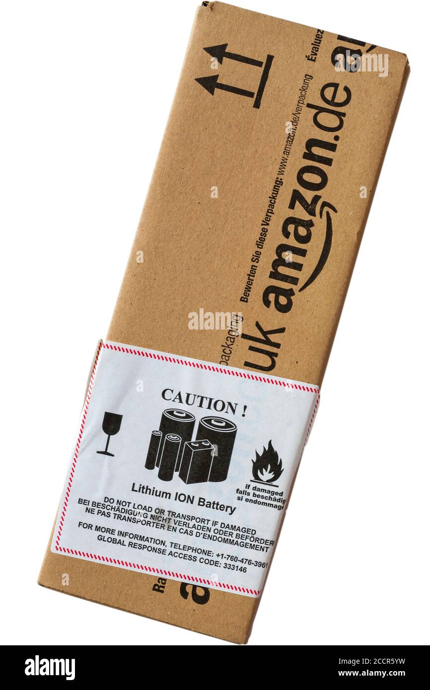 Achtung Lithium-IONEN-Batterie nicht laden oder transportieren, wenn  Beschädigter Aufkleber auf Paket von Amazon isoliert auf weiß Hintergrund  Stockfotografie - Alamy