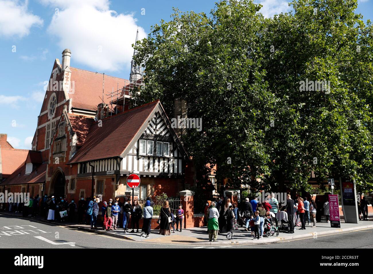 Leicester, Leicestershire, Großbritannien. August 2020. Eltern und Kinder stehen während der Coronavirus-Pandemie in einem Uniform Direct Shop an, um ihre Schuluniformen zu kaufen. Premierminister Boris Johnson sagt, es sei Òvitally importantÓ Kinder kehren in die Klasse zurück. Credit Darren Staples/Alamy Live News. Stockfoto