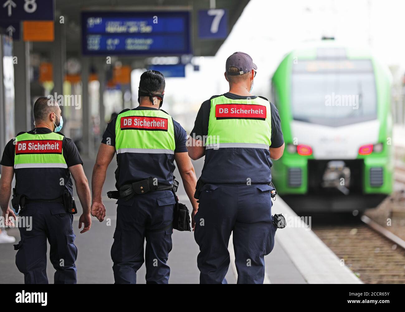 Essen, Deutschland. August 2020. Mitarbeiter des Bahnsicherheitsdienstes überprüfen die Zwangsmasken am Hauptbahnhof. Bahnbetreiber, Ordnungsämter und die Bundespolizei haben in Regionalzügen, Bahnhöfen und S-Bahnen Vorrangkontrollen auf Zwangsmasken durchgeführt. Quelle: Oliver Berg/dpa/Alamy Live News Stockfoto